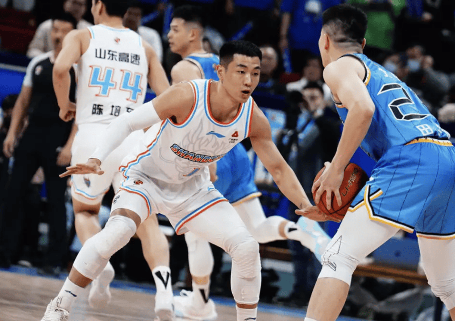 山东男篮训练开放日，冲刺阶段官宣签约引欢呼，意甲在即，阵容厚度经受考验(山东男篮今日消息)