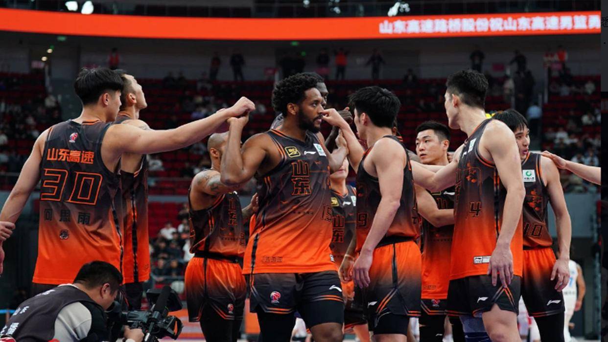 开云kaiyun官方入口 - 窗口期CBA常规赛焦点战，多伦多猛龙主帅复盘，悬念犹存，球队文化再被提及