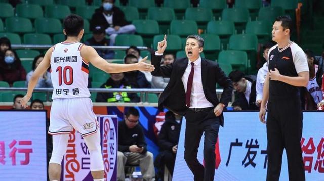 开云kaiyun官方入口 -转折点广州队官宣签约；CBA常规赛关键时刻攻防权衡；气氛紧张；赛季目标并未改变的简单介绍