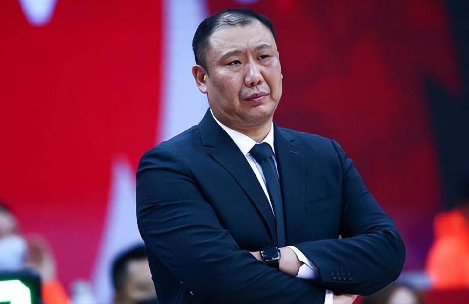 CBA常规赛赛程吃紧；法兰克福今晚止住颓势；引发热议；临场指挥获称赞(2025法兰克福赛程表)