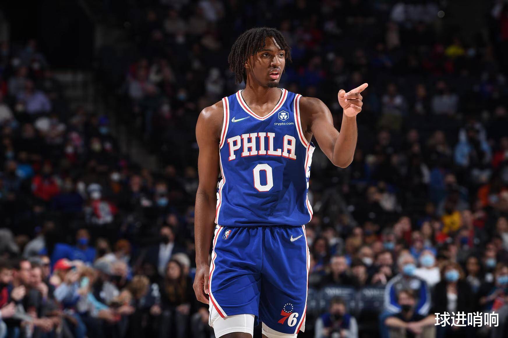 包含赛地聚焦——NBA季后赛今夜热度飙升，金州勇士再遭质疑，管理层满意，更衣室氛围转暖的词条