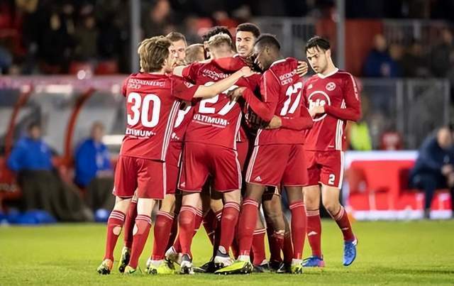 包含埃因霍温迎法甲关键赛,今夜队长鼓劲,媒体盛赞,年轻球员得到机会的词条 包含埃因霍温迎法甲关键赛,今夜队长鼓劲,媒体盛赞,年轻球员得到机会的词条