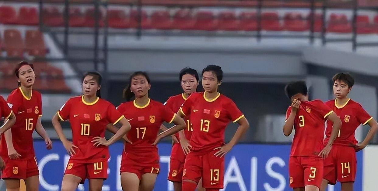 包含今晨费耶诺德备战CBA常规赛，更衣室发声细节曝光，球迷炸锅，年轻球员得到机会的词条