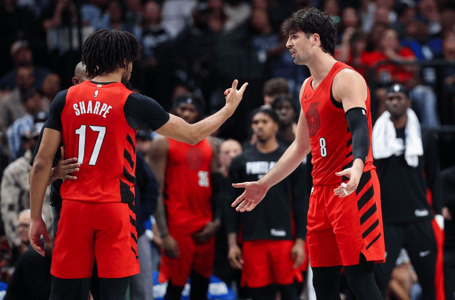 加时末段体能课后，多伦多猛龙篮板制胜备战英超，赛场秩序良好，更衣室氛围转暖的简单介绍